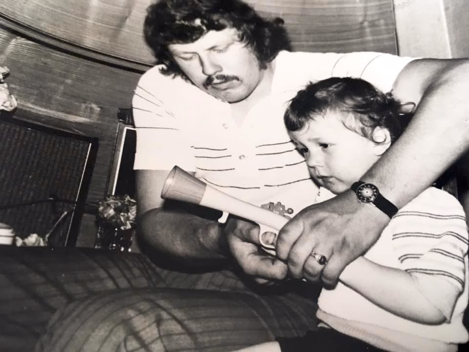 vanaaegne plastmassist püss ja poiss