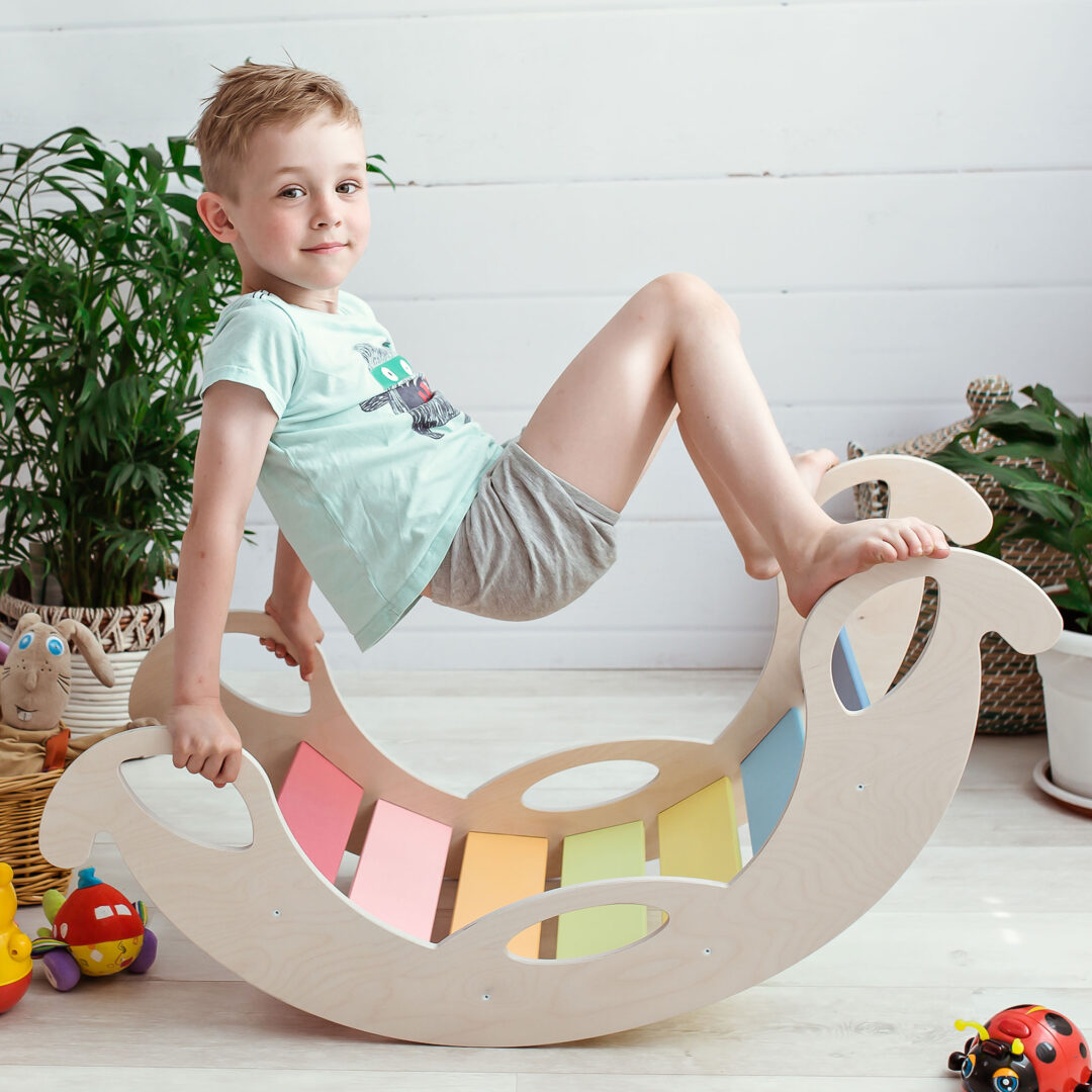 värviline puidust mänguasi väikelastele